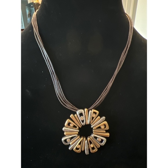 CHICO’S Pendant Necklace - Picture 2 of 4